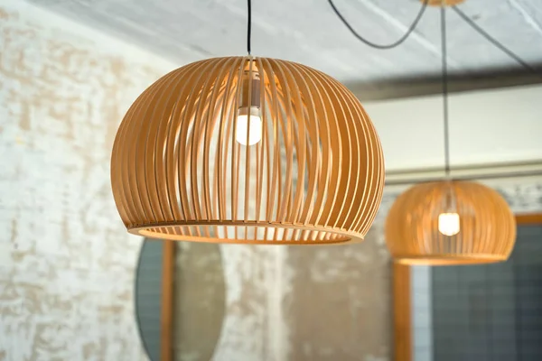 Moderne Houten Plafondlamp Cirkel Vorm Gloeilampen Interieur Voor Een Kantoorgebouw — Stockfoto