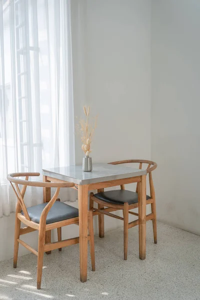 Ensemble Classique Chaises Bois Table Avec Lumière Brille Travers Les — Photo