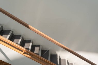 Modern ahşap merdiven, bina ya da ev ve iç tasarım için. Mimarlık kavramı çağdaş.