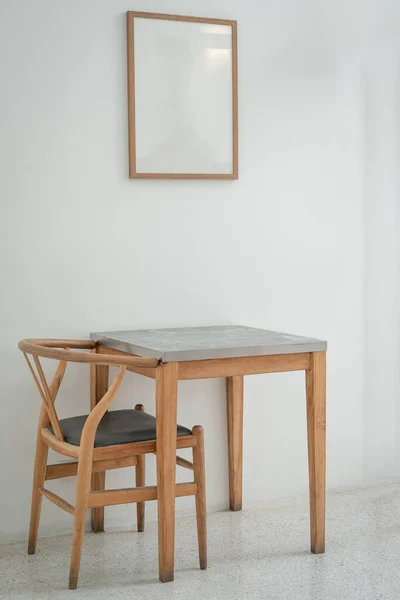 Ensemble Classique Chaises Table Bois Avec Cadre Photo Bois Blanc — Photo