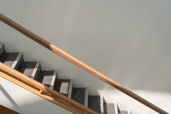 建物や家庭や生活インテリアデザインのための近代的な木製の手すり階段 コンセプトアーキテクチャは現代的です — ストック写真