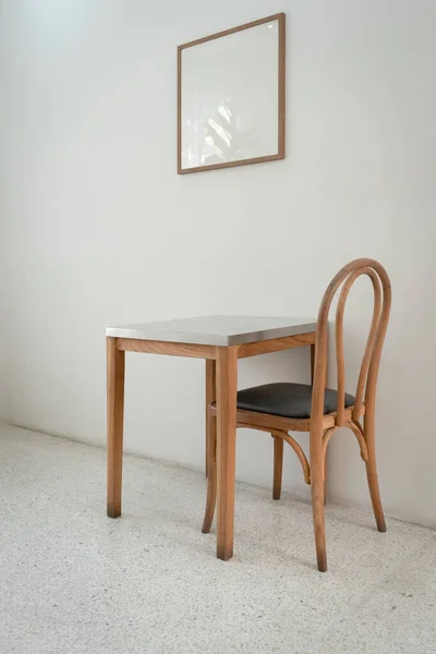 Ensemble Classique Chaises Table Bois Avec Cadre Photo Bois Blanc — Photo