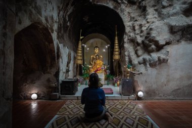 Asyalı Budist kadınlar antik tünel tapınağında, Wat U-Mong tapınağında ya da mağara tapınağında dua ederler. İnsanlar Chiang Mai, Tayland 'da kutsal şeyler ve ünlü yerler için ibadet eder ve dua ederler..