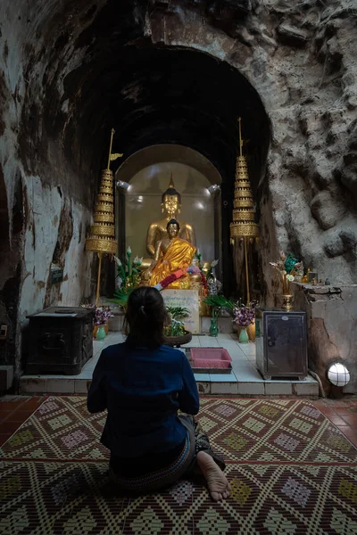 Aziatische Boeddhistische Vrouwen Bidden Oude Tunnel Tempel Wat Mong Tempel — Stockfoto