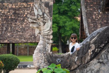 Asyalı Budist kadınlar, Wat Ton Kain Tapınağı 'nda ibadet ederler. Eski ahşap tapınak, Tayland, Chiang Mai' de ünlü bir dini seyahat mekanıdır. Halk Budizm Tapınağı kavramı.
