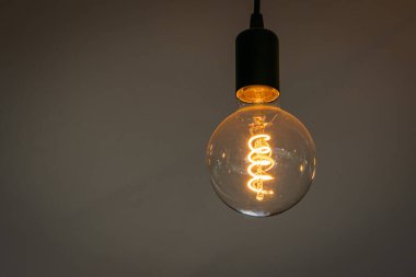 Retro Tungsten Edison tavan lambaları gri çimento arka plan ofis binası ya da ev ve yaşam üzerine dekore edilmiş ampuller. Göz kamaştırıcı ışık kavramını kabul edin mobilya vintage ev çağdaş.