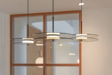 İç ev için dekore edilmiş siyah saydam cam çarşaflardan oluşan güzel modern grup tavan lambaları ve metin için boş alanla yaşamak. Çağdaş yapı fikirleri.