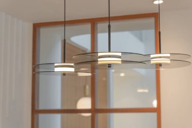 İç ev için dekore edilmiş siyah saydam cam çarşaflardan oluşan güzel modern grup tavan lambaları ve metin için boş alanla yaşamak. Çağdaş yapı fikirleri.