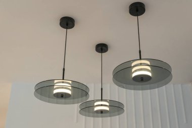 İç ev için dekore edilmiş siyah saydam cam çarşaflardan oluşan güzel modern grup tavan lambaları ve metin için boş alanla yaşamak. Çağdaş yapı fikirleri.