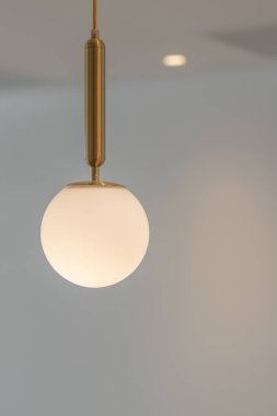 Güzel modern tavan lambaları ampuller ev için top şeklinde dekorasyonlar ve metin için fotokopi alanı olan duvar arka planında yaşamak. İç yapı kavramı çağdaş.