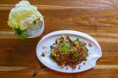 Tayland usulü ızgara yayın balığı tarifi Larb Pla Duk, Tayland 'ın popüler ve lezzetli bir yemek türüdür. Sebze ve baharatla karıştırılmış ızgara yayın balığı eti kullanıyorlar. Tayland yemeği üst görünümü.