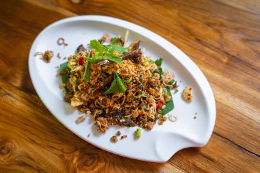 Tayland usulü ızgara yayın balığı tarifi Larb Pla Duk, Tayland 'ın popüler ve lezzetli bir yemek türüdür. Sebze ve baharatla karıştırılmış ızgara yayın balığı eti kullanıyorlar. Tayland yemeği üst görünümü.