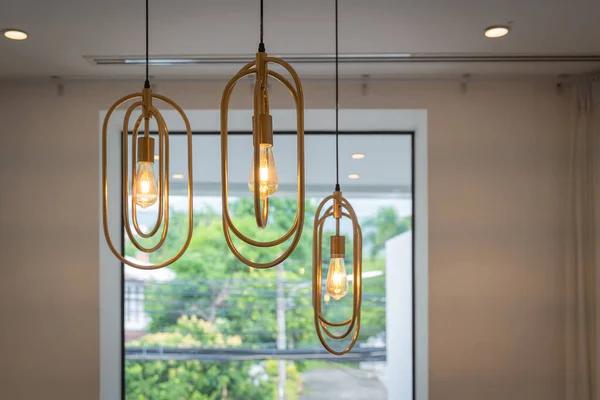 Vacker Grupp Uppsättning Moderna Taklampor Lampor Den Har Vertikal Guld — Stockfoto
