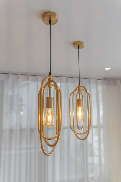 Комплект Современных Ламп Накаливания Имеет Вертикальный Металлический Каркас Дома Проживания — стоковое фото