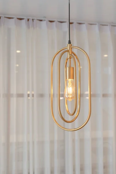 Krásné Moderní Stropní Lampy Žárovky Vertikální Zlatý Kovový Rámeček Dekorace — Stock fotografie