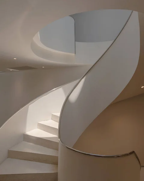 现代螺旋楼梯建筑是一个美丽的设计 最大限度地利用有限的空间 一个有光 阴影和彩色阴影的办公楼 当代建筑理念 — 图库照片