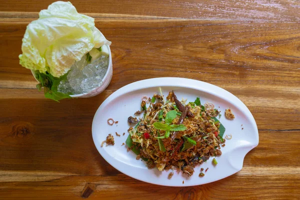 Tayland usulü ızgara yayın balığı tarifi Larb Pla Duk, Tayland 'ın popüler ve lezzetli bir yemek türüdür. Sebze ve baharatla karıştırılmış ızgara yayın balığı eti kullanıyorlar. Tayland yemeği üst görünümü.