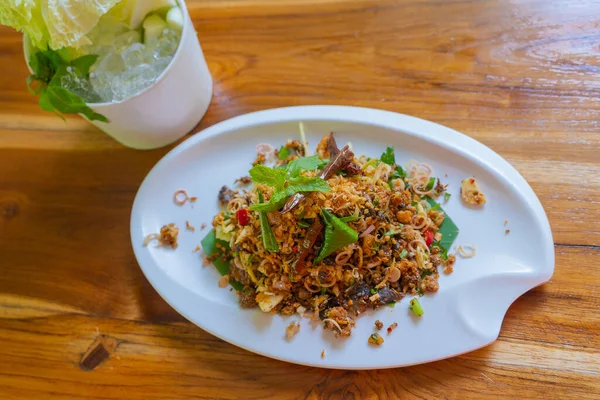 Tayland usulü ızgara yayın balığı tarifi Larb Pla Duk, Tayland 'ın popüler ve lezzetli bir yemek türüdür. Sebze ve baharatla karıştırılmış ızgara yayın balığı eti kullanıyorlar. Tayland yemeği üst görünümü.