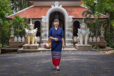 Geleneksel kostümlü güzel Asyalı kadınlar Wat Palad ya da Wat Pha Lat tapınaklarını ziyaret eder ve Chiang Mai, Tayland 'daki Budist inanışlarına göre antik tapınaklara dua ederler. Din kavramı.