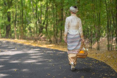 Geleneksel kostümlü güzel Asyalı kadınlar Wat Palad ya da Wat Pha Lat tapınaklarını ziyaret eder ve Chiang Mai, Tayland 'daki Budist inanışlarına göre antik tapınaklara dua ederler. Din kavramı.