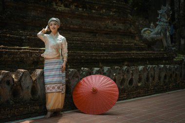 Geleneksel kostümlü güzel Asyalı kadınlar Wat Palad ya da Wat Pha Lat tapınaklarını ziyaret eder ve Chiang Mai, Tayland 'daki Budist inanışlarına göre antik tapınaklara dua ederler. Din kavramı.