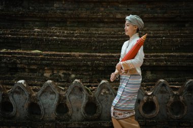 Geleneksel kostümlü güzel Asyalı kadınlar Wat Palad ya da Wat Pha Lat tapınaklarını ziyaret eder ve Chiang Mai, Tayland 'daki Budist inanışlarına göre antik tapınaklara dua ederler. Din kavramı.