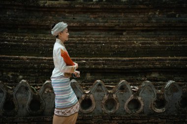 Geleneksel kostümlü güzel Asyalı kadınlar Wat Palad ya da Wat Pha Lat tapınaklarını ziyaret eder ve Chiang Mai, Tayland 'daki Budist inanışlarına göre antik tapınaklara dua ederler. Din kavramı.