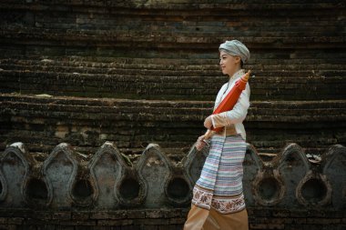 Geleneksel kostümlü güzel Asyalı kadınlar Wat Palad ya da Wat Pha Lat tapınaklarını ziyaret eder ve Chiang Mai, Tayland 'daki Budist inanışlarına göre antik tapınaklara dua ederler. Din kavramı.