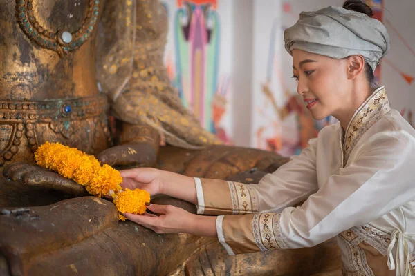 Mooie Aziatische Vrouwen Gekleed Traditionele Kostuums Bezoeken Wat Palad Wat — Stockfoto