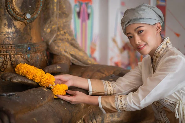 Beautiful Asian Women Dressed Traditional Costumes Visit Wat Palad Wat — Stock Photo, Image