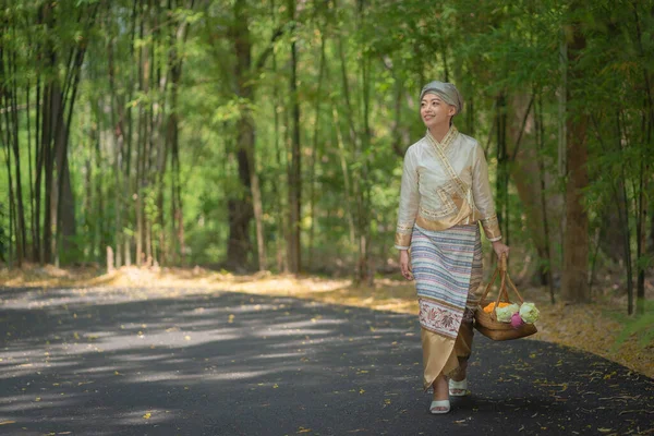 Geleneksel kostümlü güzel Asyalı kadınlar Wat Palad ya da Wat Pha Lat tapınaklarını ziyaret eder ve Chiang Mai, Tayland 'daki Budist inanışlarına göre antik tapınaklara dua ederler. Din kavramı.