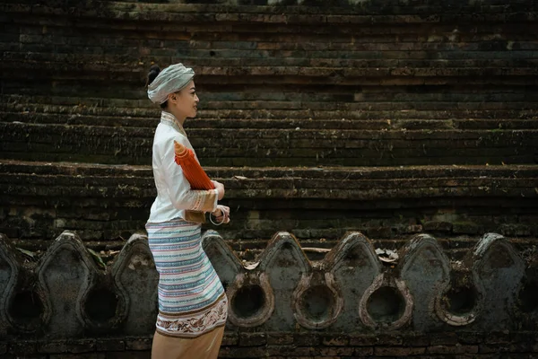 Geleneksel kostümlü güzel Asyalı kadınlar Wat Palad ya da Wat Pha Lat tapınaklarını ziyaret eder ve Chiang Mai, Tayland 'daki Budist inanışlarına göre antik tapınaklara dua ederler. Din kavramı.