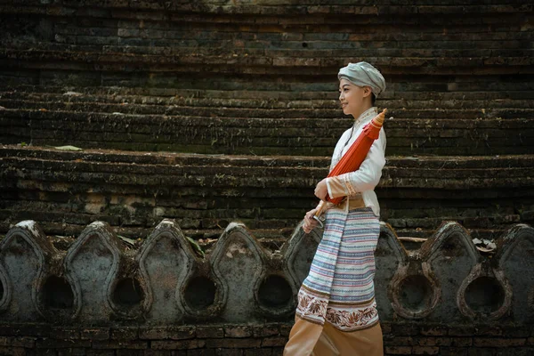 Geleneksel kostümlü güzel Asyalı kadınlar Wat Palad ya da Wat Pha Lat tapınaklarını ziyaret eder ve Chiang Mai, Tayland 'daki Budist inanışlarına göre antik tapınaklara dua ederler. Din kavramı.