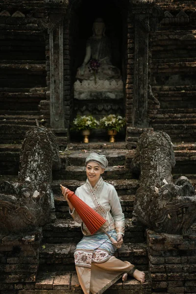 在泰国清迈 身穿传统服装的美丽的亚洲妇女参观了华达寺或华达寺 根据佛教信仰向圣地祈祷 宗教概念 — 图库照片