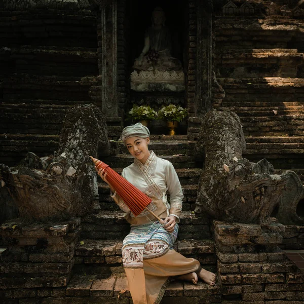 在泰国清迈 身穿传统服装的美丽的亚洲妇女参观了华达寺或华达寺 根据佛教信仰向圣地祈祷 宗教概念 — 图库照片