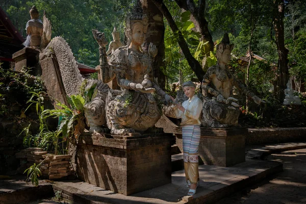 Красивые Азиатские Женщины Традиционных Костюмах Посещают Ват Палад Храм Ват — стоковое фото