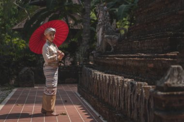 Geleneksel kostümlü güzel Asyalı kadınlar Wat Palad ya da Wat Pha Lat tapınaklarını ziyaret eder ve Chiang Mai, Tayland 'daki Budist inanışlarına göre antik tapınaklara dua ederler. Din kavramı.