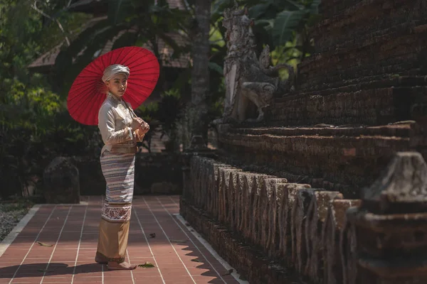 Geleneksel kostümlü güzel Asyalı kadınlar Wat Palad ya da Wat Pha Lat tapınaklarını ziyaret eder ve Chiang Mai, Tayland 'daki Budist inanışlarına göre antik tapınaklara dua ederler. Din kavramı.