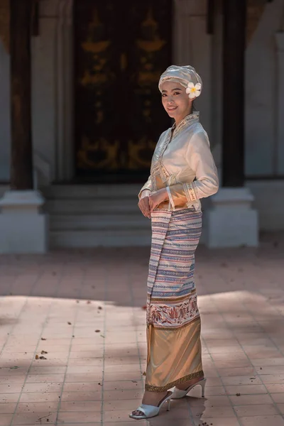 Όμορφες Ασιάτισσες Ντυμένες Παραδοσιακές Φορεσιές Επισκέπτονται Wat Palad Wat Pha — Φωτογραφία Αρχείου