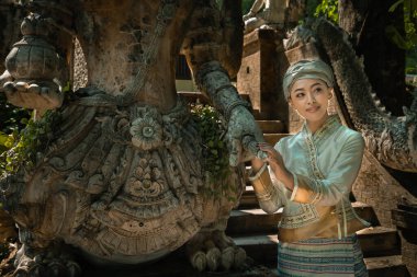 Geleneksel kostümlü güzel Asyalı kadınlar Wat Palad ya da Wat Pha Lat tapınaklarını ziyaret eder ve Chiang Mai, Tayland 'daki Budist inanışlarına göre antik tapınaklara dua ederler. Din kavramı.