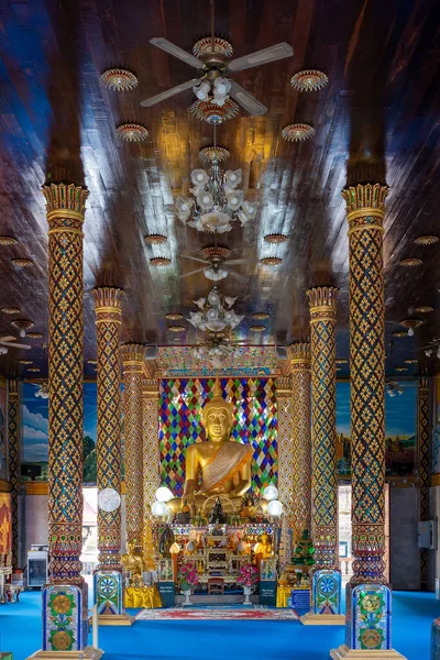 Lamphun, Tayland - 22 Mart 2022: Wat Chamadevi tapınağındaki güzel altın Buda Kuzey Tayland 'daki Lamphun' da turistler arasında en popüler yer..