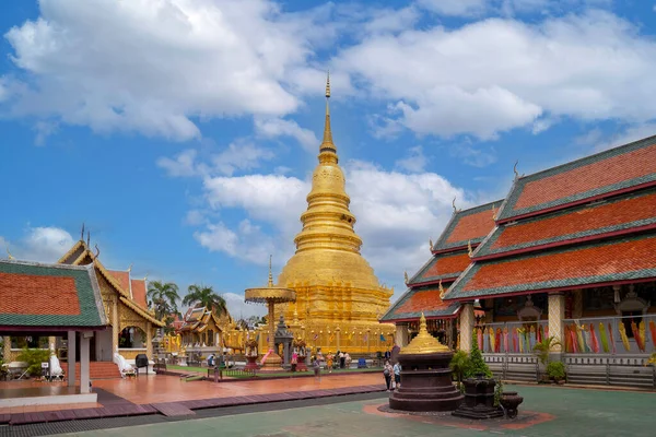 Lamphun, Tayland - 22 Mart 2022: Wat Phra 'daki antik güzel Altın Pagoda Hariphunchai tapınağı Lamphun, Kuzey Tayland' da mavi gökyüzü ile turistler arasında en popüler yer..