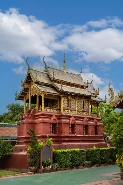Lamphun, Tayland - 22 Mart 2022: Wat Phra 'daki antik güzel Altın Pagoda Hariphunchai tapınağı Lamphun, Kuzey Tayland' da mavi gökyüzü ile turistler arasında en popüler yer..