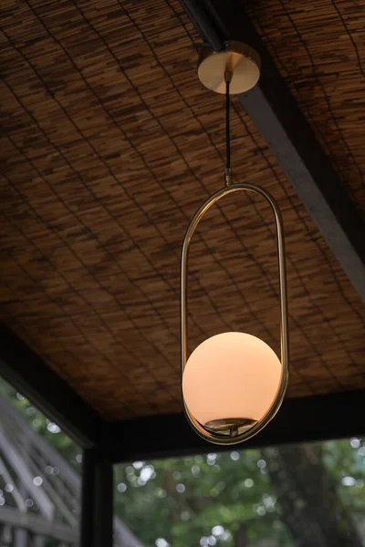 美しい現代の天井ランプ電球ボール形状それは家のための垂直ゴールドメタルフレームの装飾を持っており コピーテキストのためのスペースで生活しています オフィスビルのコンセプトのための現代的なインテリア — ストック写真