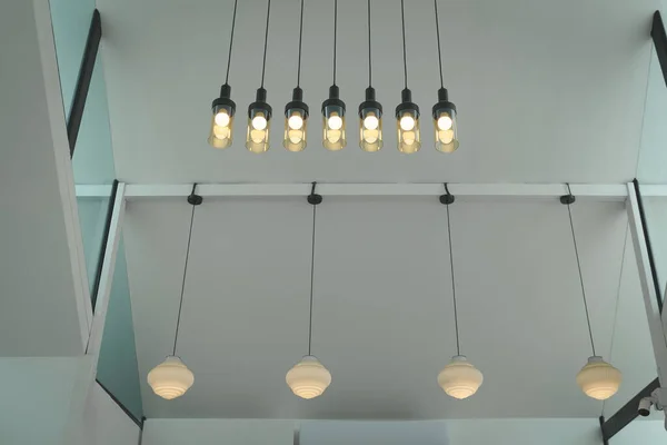 Krásná Skupina Moderní Stropní Lampy Žárovky Dlouhý Tyč Tvar Skla — Stock fotografie