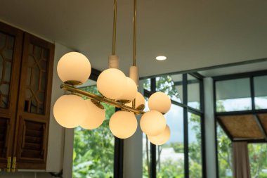 Modern tavan lamba topları şeklinde güzel bir grup. Ev için altın bir metal çerçeve dekorasyonu var ve kopya metin için yeri var. Ofis inşa konsepti için çağdaş iç mimari.