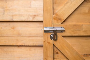 Çam ağacından kapı ve paslanmaz çelik kapı iç mimari ev ve ofis dekorasyonu veya klasik tarz. Konsept mülk koruması.