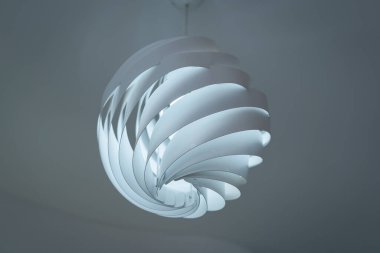 Modern tavan lambaları ve ampul topları ev için dekorasyon şeklindedir ve plastik çarşaf spiral şekilli geometri deseninde yaşamaktadır. Çağdaş iç yapı kavramları.