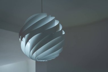 Modern tavan lambaları ve ampul topları ev için dekorasyon şeklindedir ve plastik çarşaf spiral şekilli geometri deseninde yaşamaktadır. Çağdaş iç yapı kavramları.
