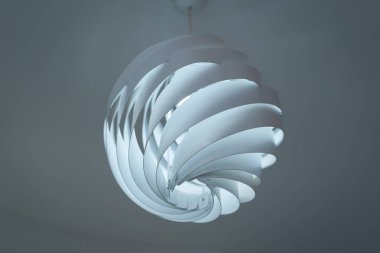 Modern tavan lambaları ve ampul topları ev için dekorasyon şeklindedir ve plastik çarşaf spiral şekilli geometri deseninde yaşamaktadır. Çağdaş iç yapı kavramları.